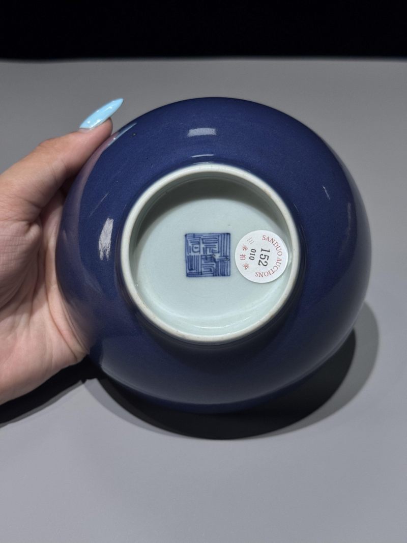    清嘉庆 外霁蓝釉内淡描青花八宝纹碗 - 图6