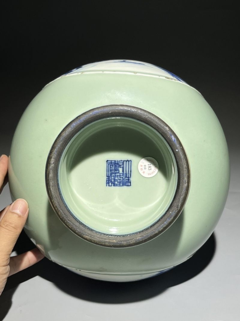    清晚期 青釉开窗青花山水纹双耳瓶 - 图11