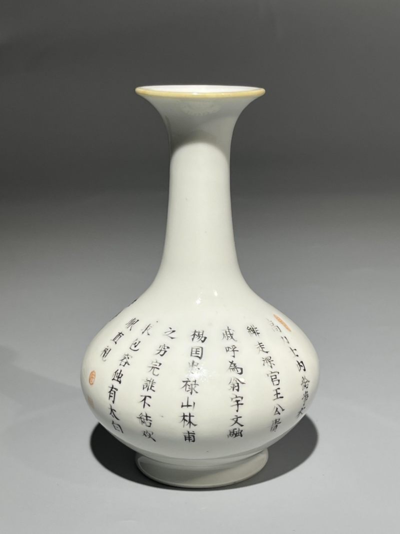    清道光 粉彩无双谱小荸荠瓶 带底座 - 图4