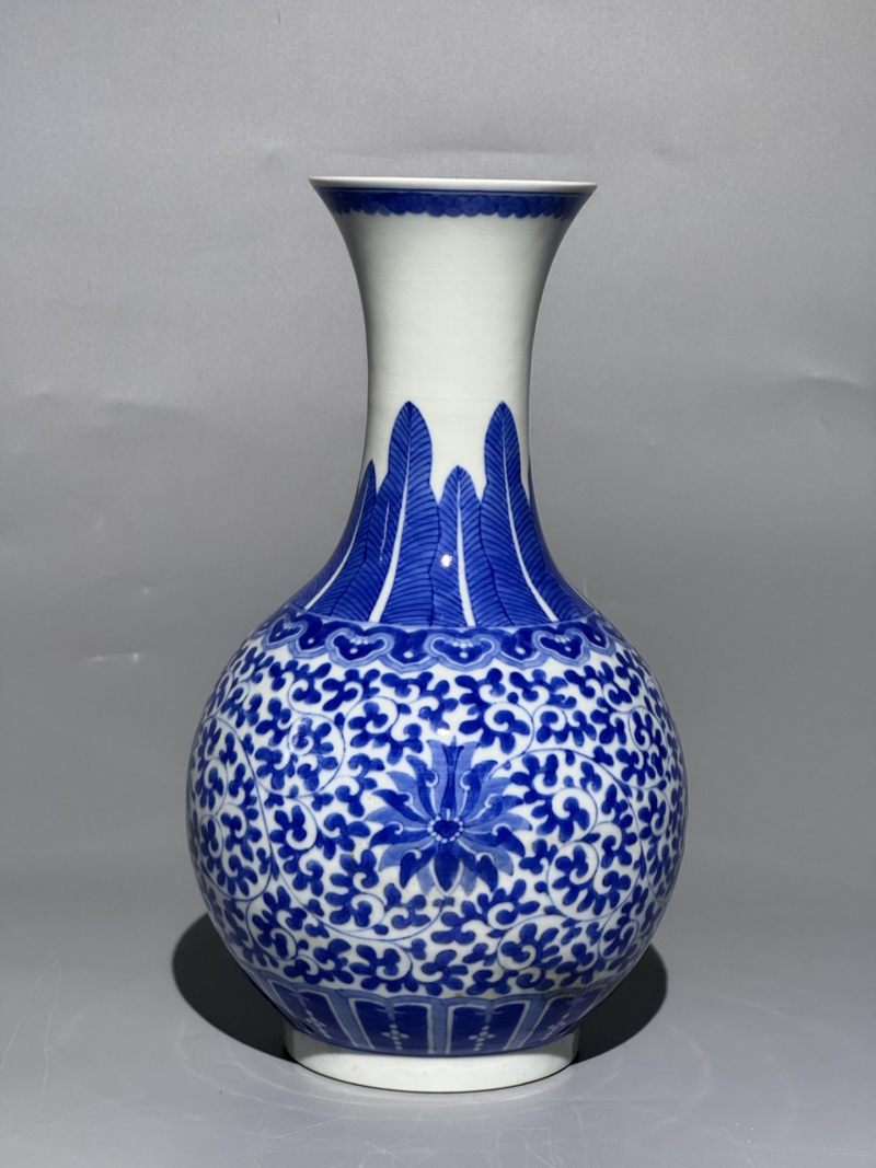    青花缠枝宝相花纹赏瓶 - 图2