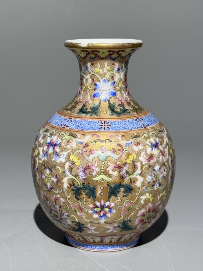    金地粉彩缠枝花卉撇口瓶 - 图4