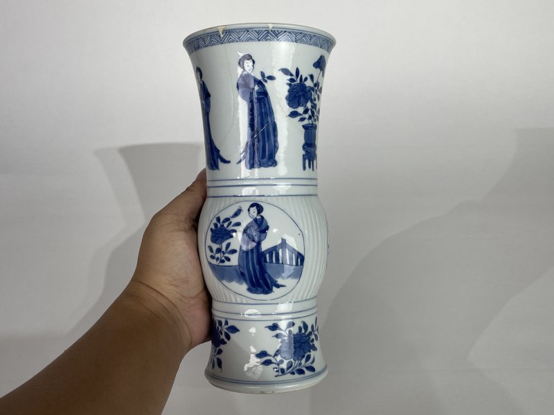 清康熙 青花开光人物图花觚 - 图2