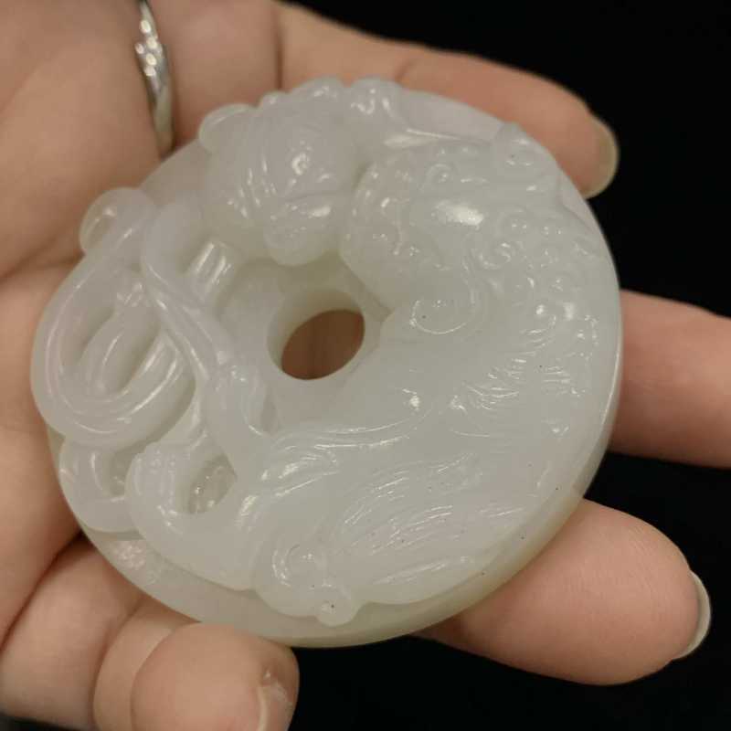 清 和田玉瑞狮戏球璧 - 图4