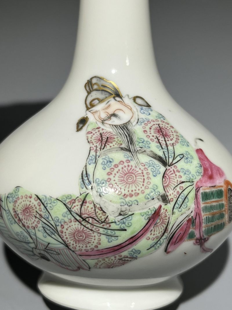    清道光 粉彩无双谱小荸荠瓶 带底座 - 图5