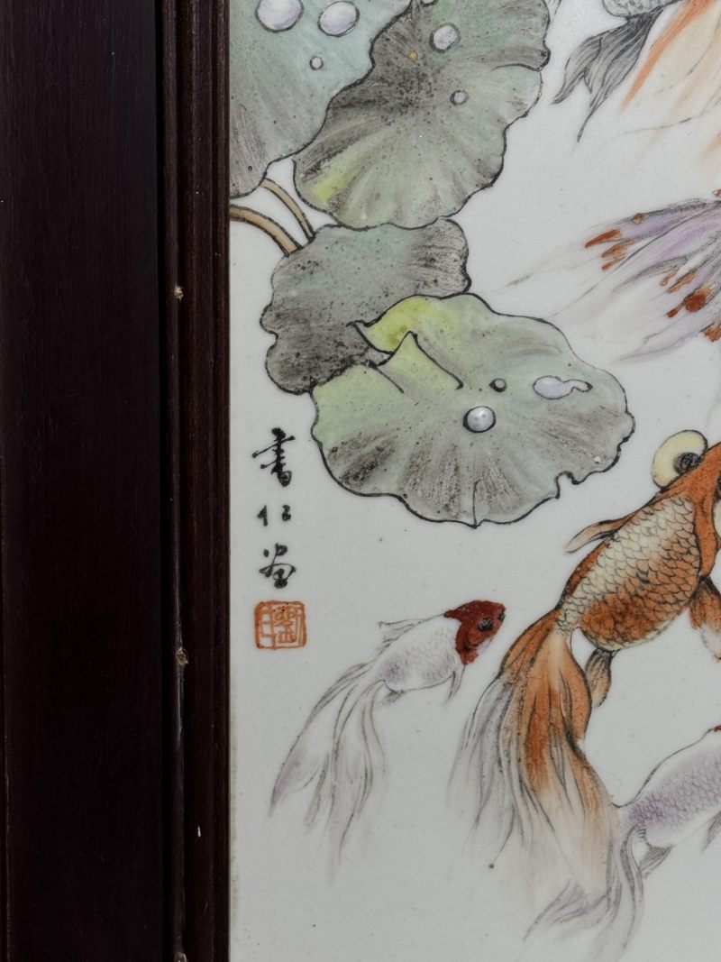    刘书仁作品 粉彩荷塘金鱼纹瓷板 - 图3