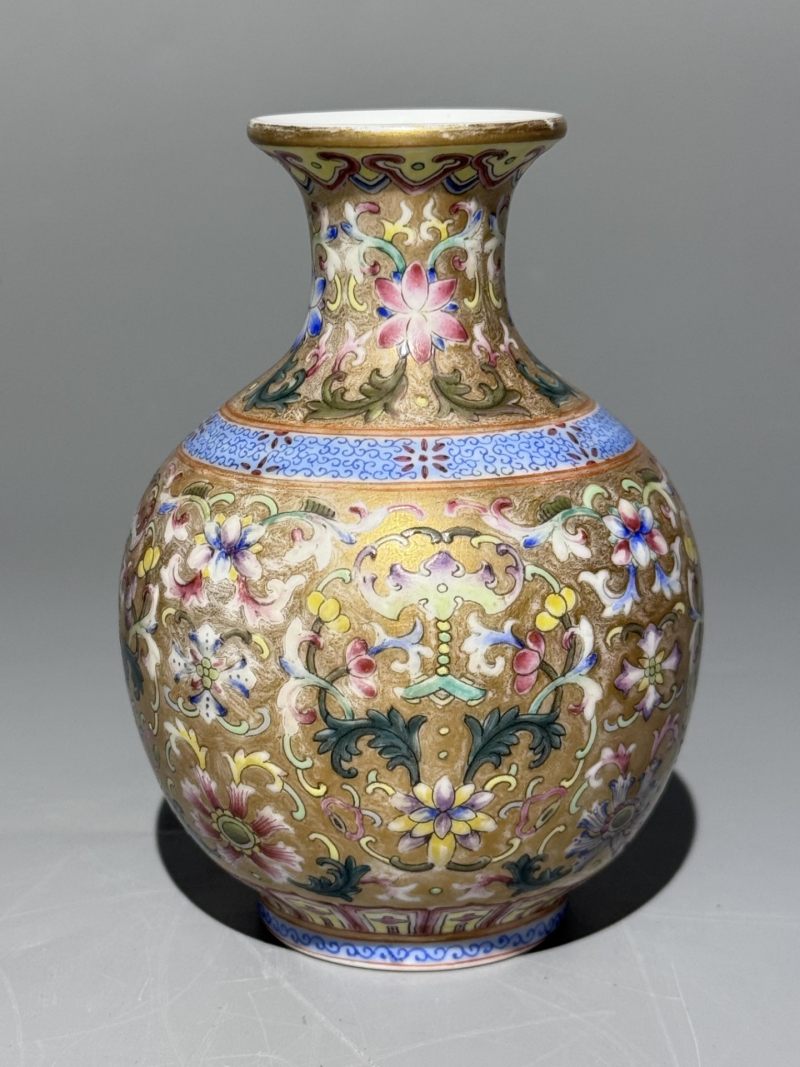    金地粉彩缠枝花卉撇口瓶 - 图5