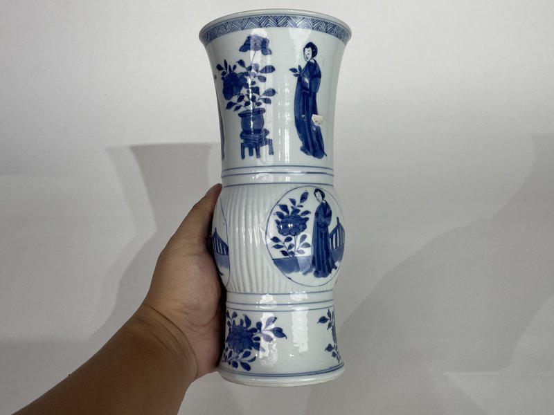 清康熙 青花开光人物图花觚 - 图3