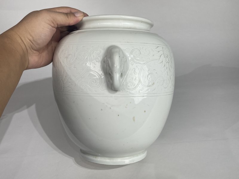 清中期 德化窑暗刻花卉纹双耳尊 - 图2