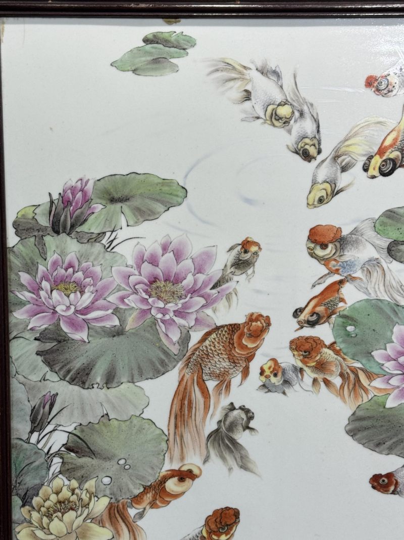    刘书仁作品 粉彩荷塘金鱼纹瓷板 - 图4