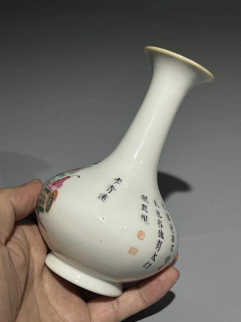    清道光 粉彩无双谱小荸荠瓶 带底座 - 图6