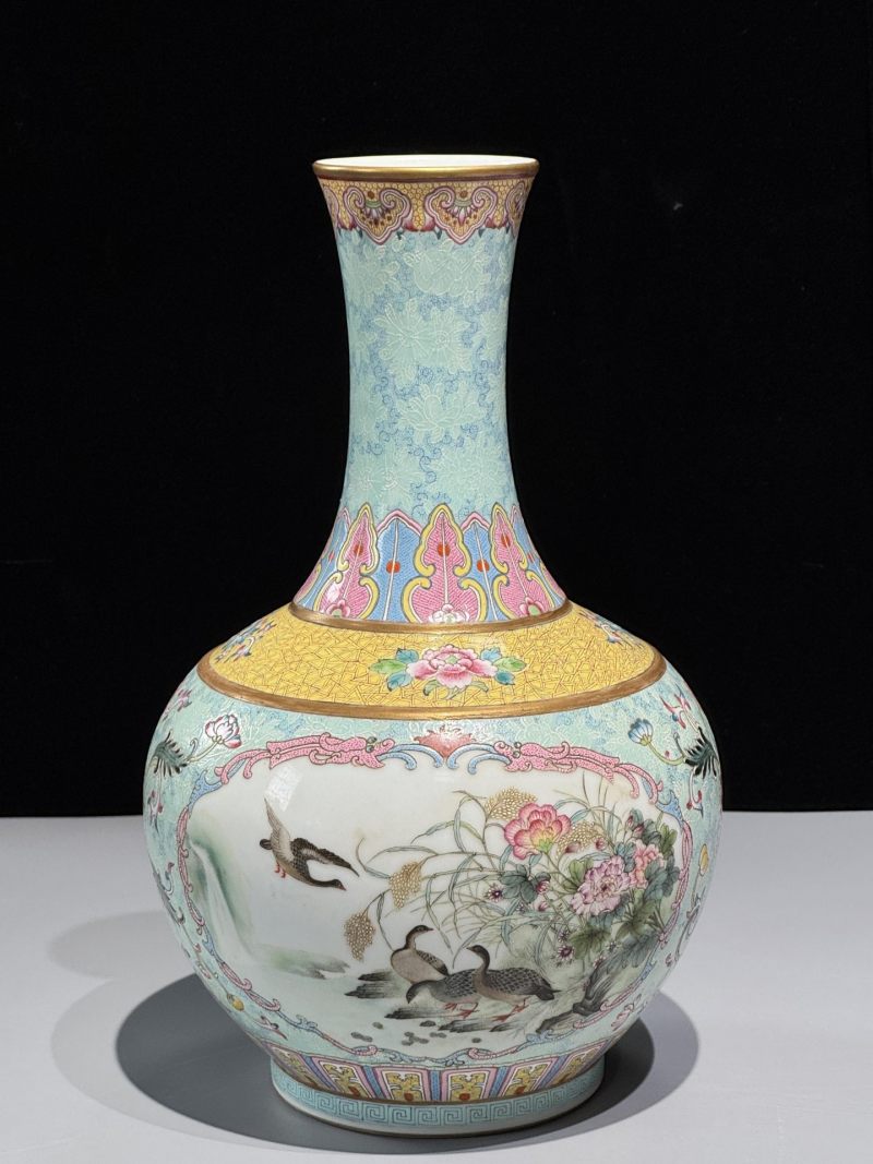    粉彩开窗花鸟纹赏瓶 - 图2