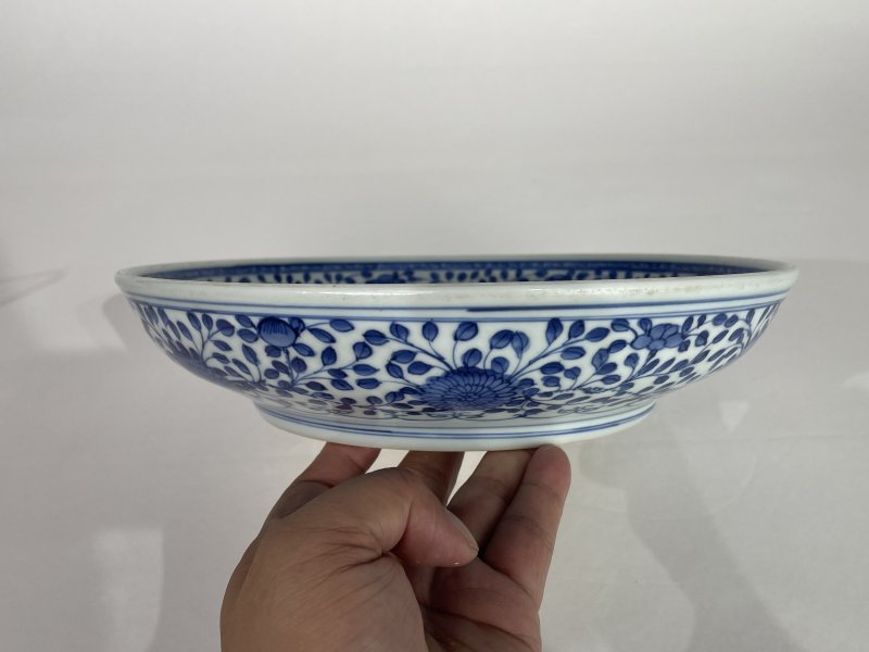 清乾隆 青花一把莲纹大盘 - 图6