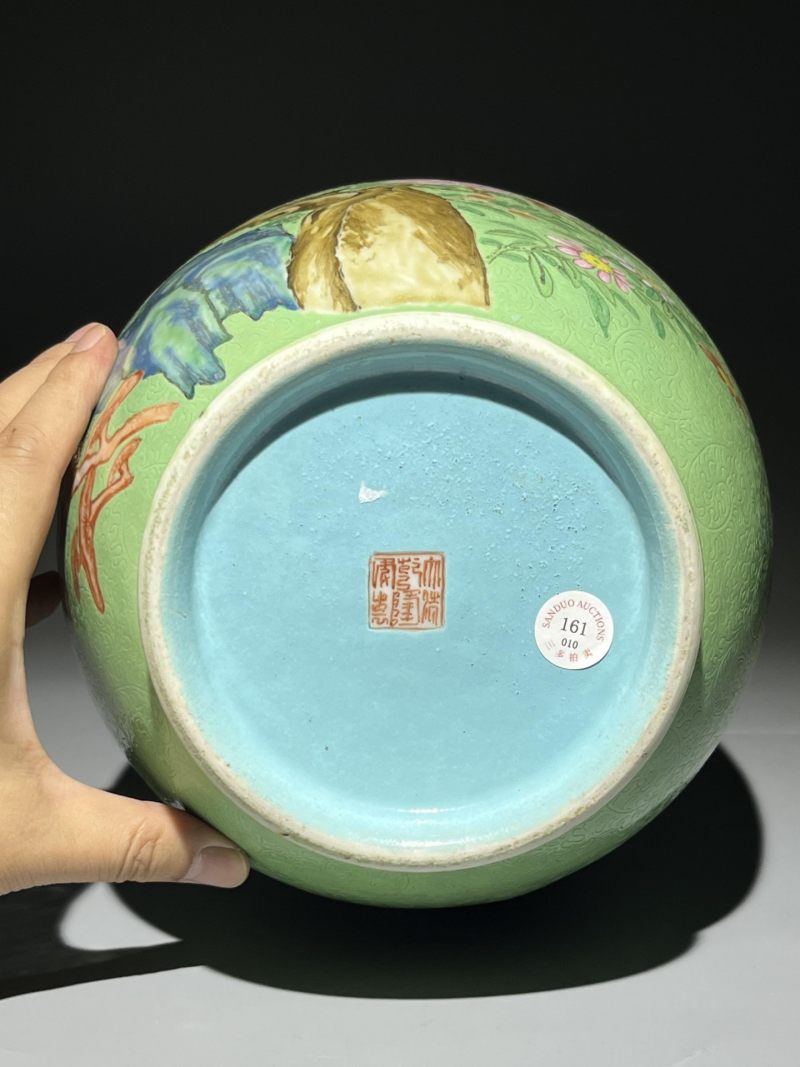    清乾隆 绿地轧道粉彩喜鹊登梅灯笼瓶 - 图11