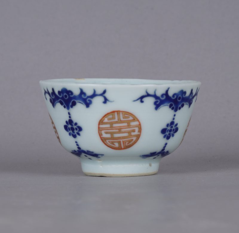 清雍正 蓝料彩蝙蝠团寿纹茶圆 - 图1