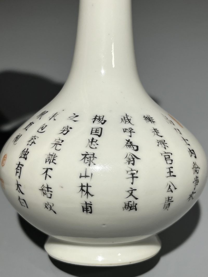    清道光 粉彩无双谱小荸荠瓶 带底座 - 图7