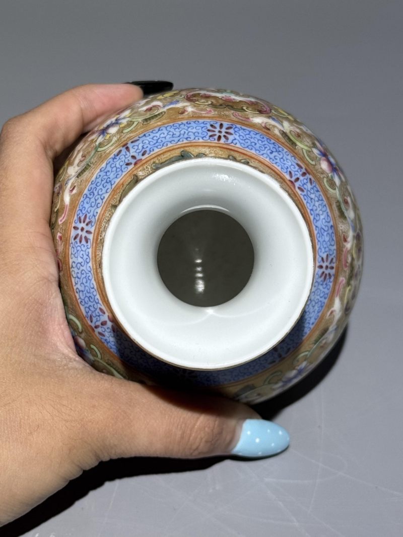    金地粉彩缠枝花卉撇口瓶 - 图7