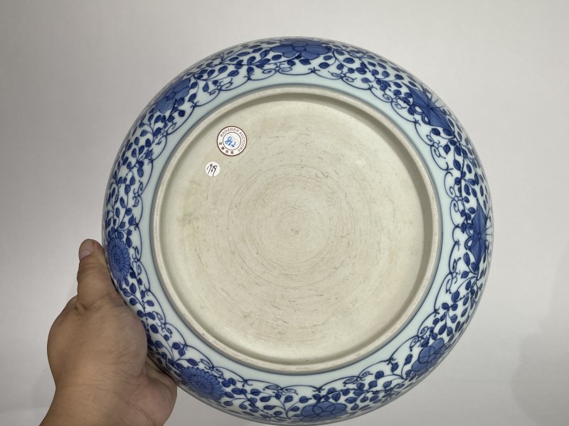 清乾隆 青花一把莲纹大盘 - 图7