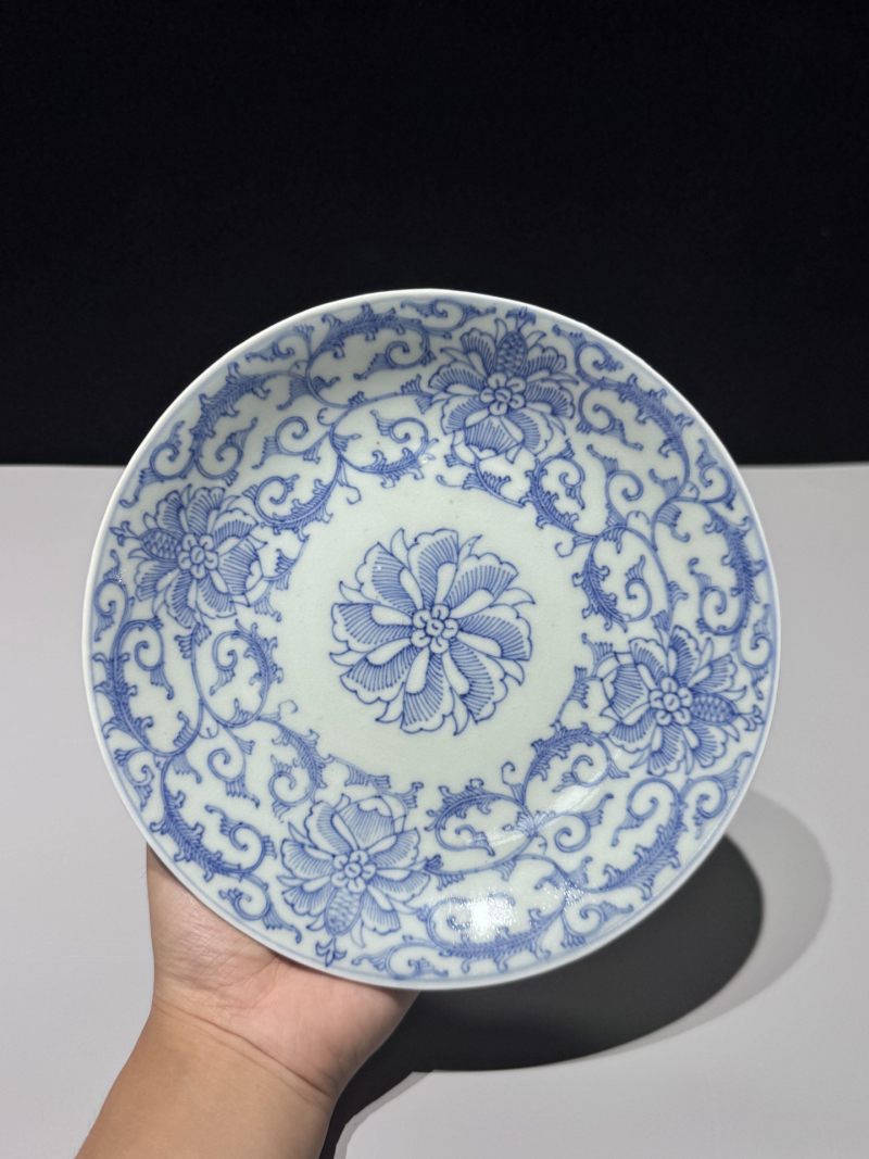    清嘉庆 外霁蓝釉内淡描青花花卉纹盘 - 图2