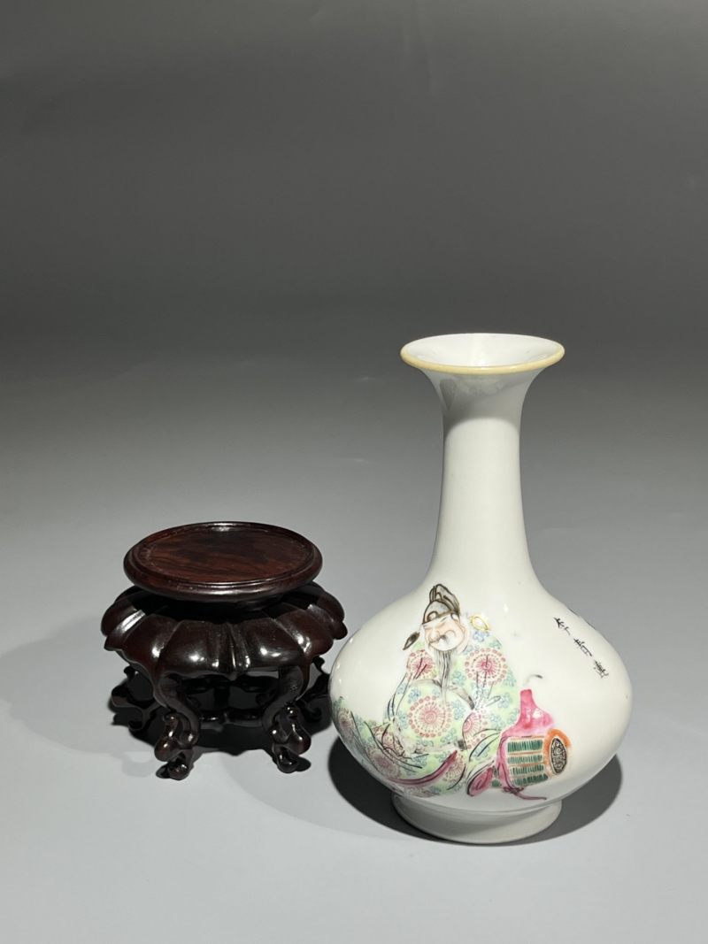    清道光 粉彩无双谱小荸荠瓶 带底座 - 图8