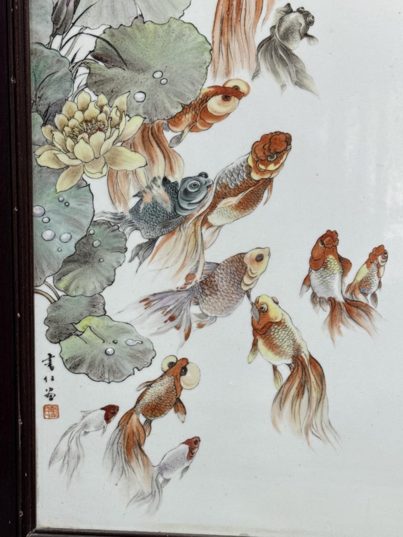    刘书仁作品 粉彩荷塘金鱼纹瓷板 - 图6