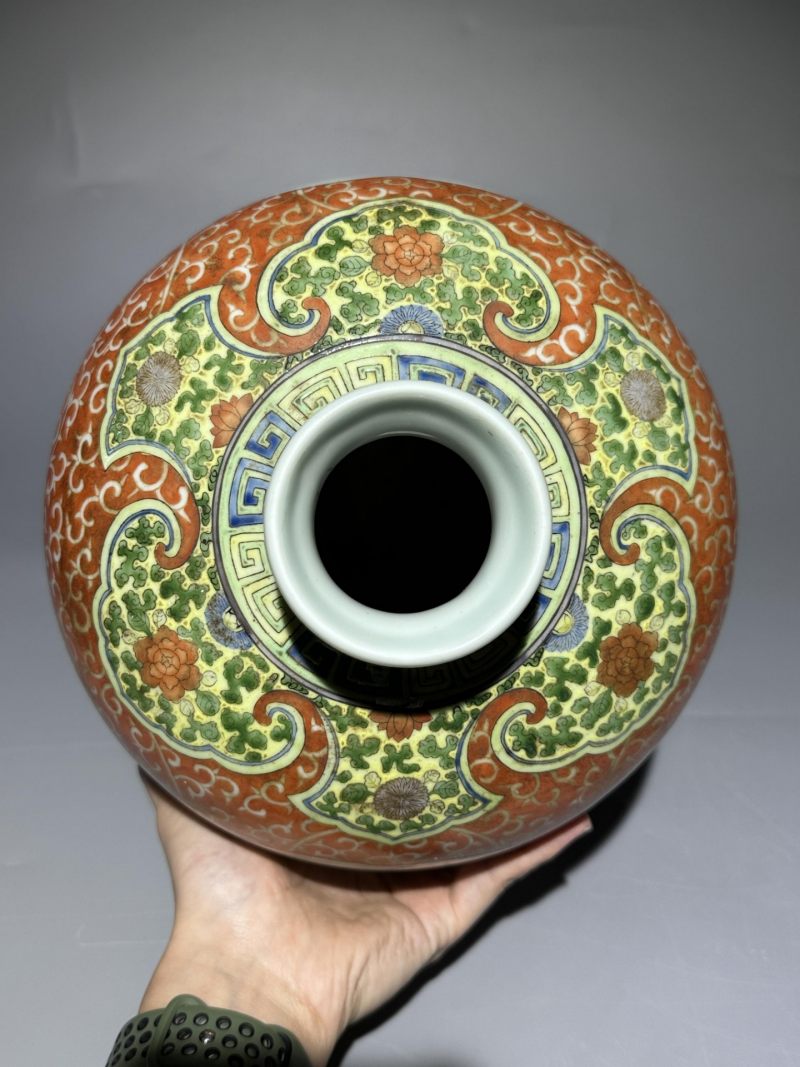    珊瑚红地缠枝纹开光花鸟纹梅瓶 - 图3