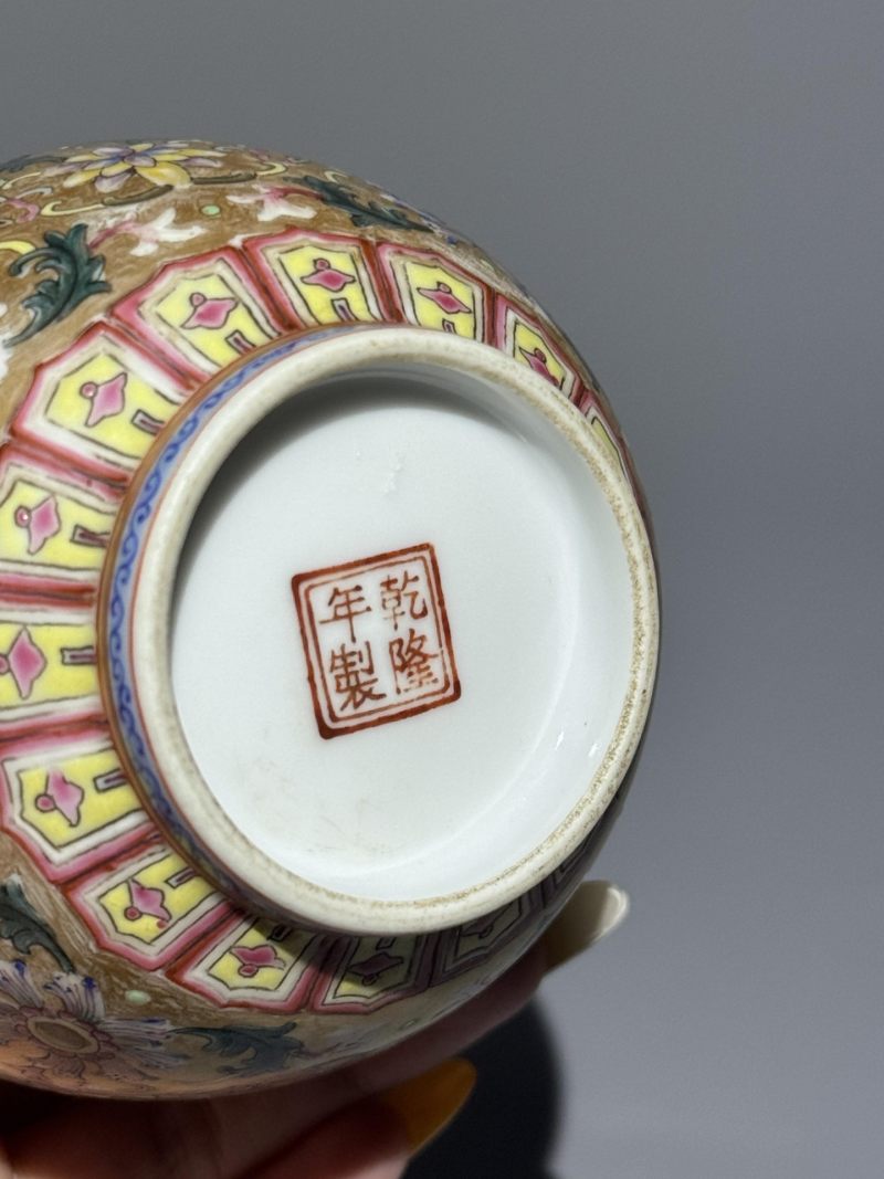    金地粉彩缠枝花卉撇口瓶 - 图8