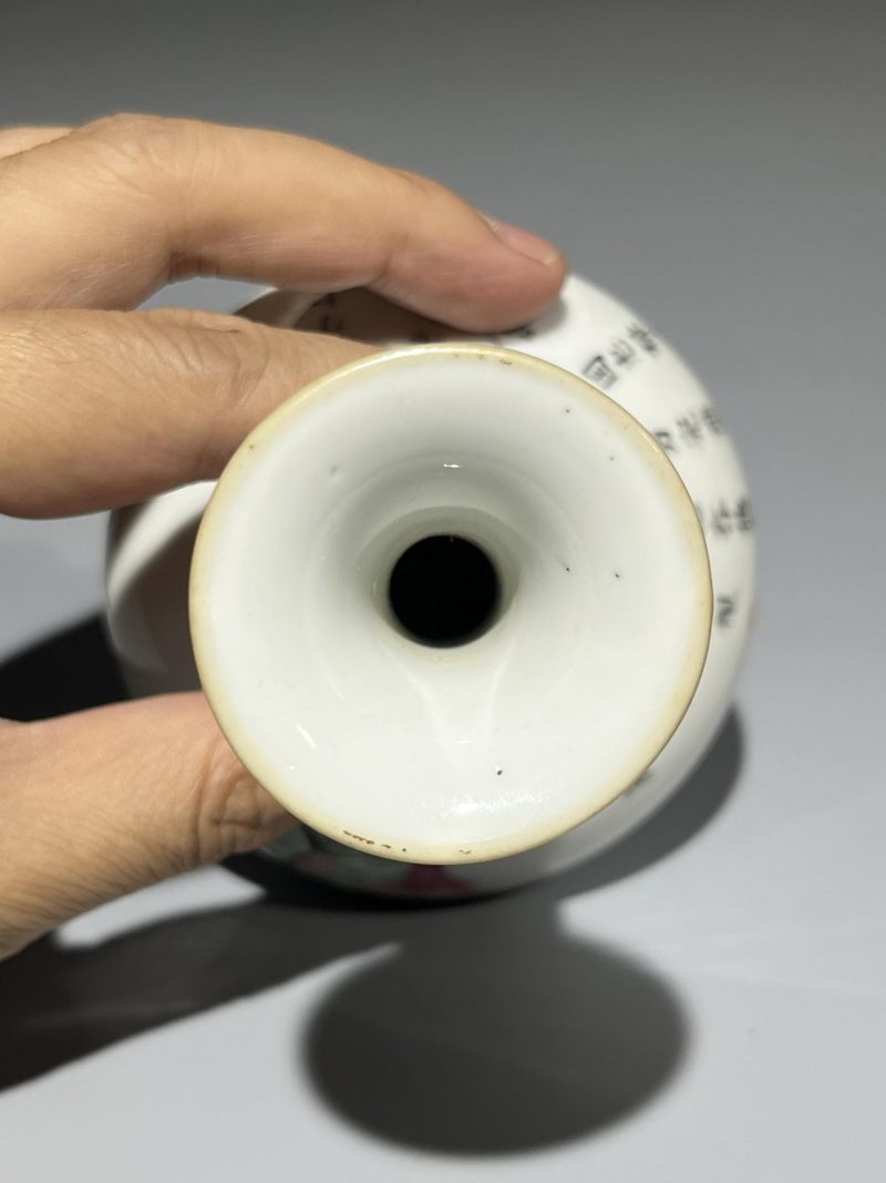    清道光 粉彩无双谱小荸荠瓶 带底座 - 图9