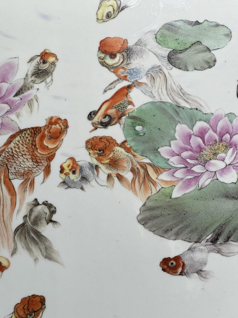    刘书仁作品 粉彩荷塘金鱼纹瓷板 - 图7
