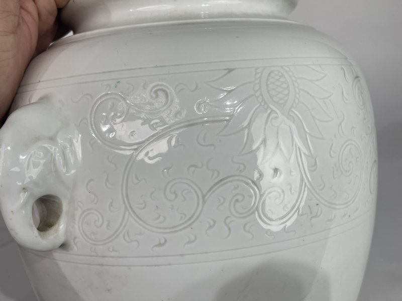 清中期 德化窑暗刻花卉纹双耳尊 - 图5