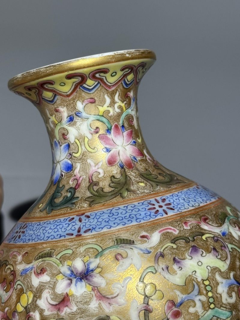    金地粉彩缠枝花卉撇口瓶 - 图9