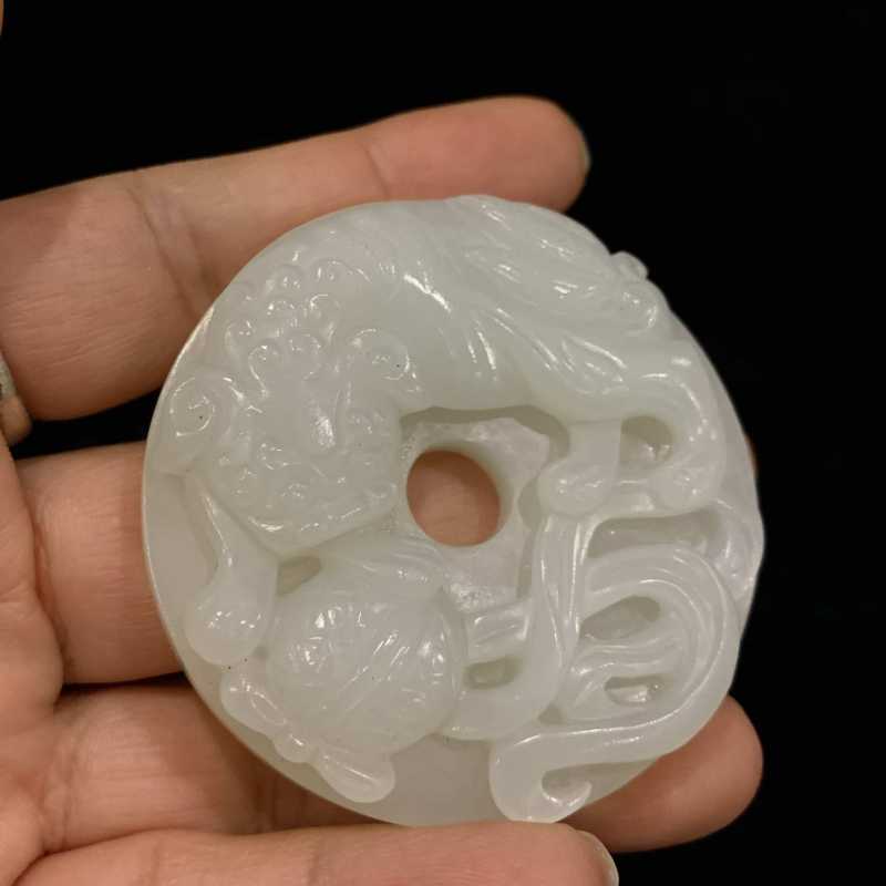 清 和田玉瑞狮戏球璧 - 图9