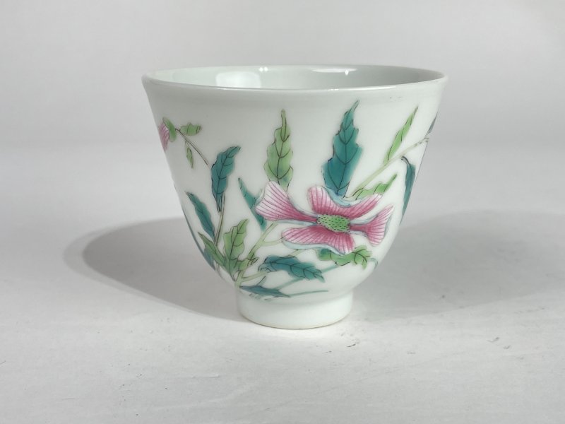 解放后 粉彩花蝶纹小杯 - 图1