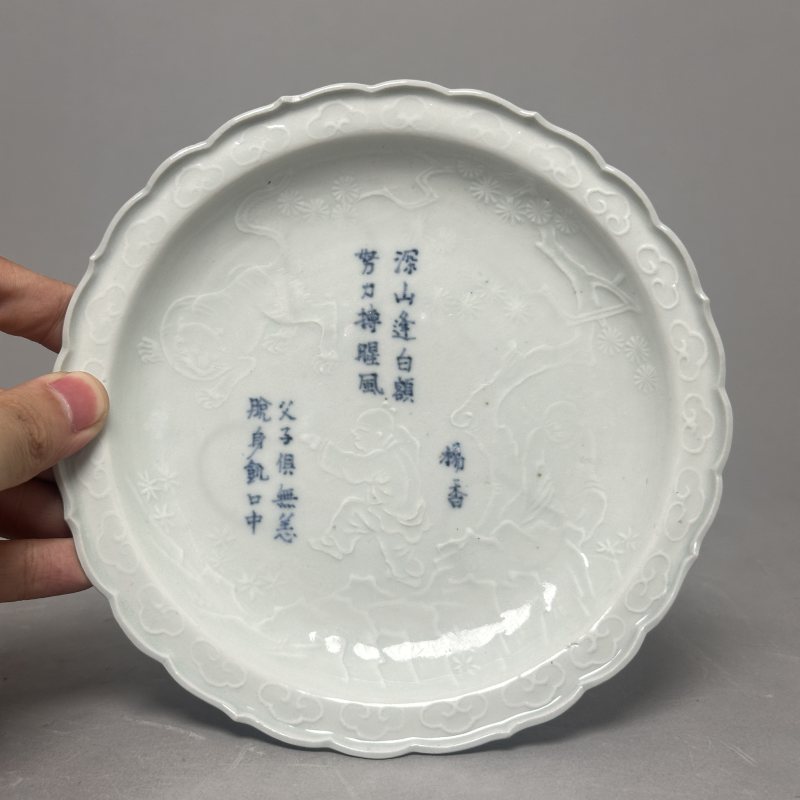 清中期 白釉剔刻人物图青花诗文花口盘 - 图2