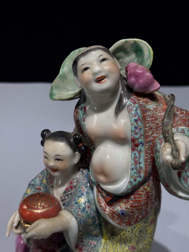    曾龙升款 粉彩和合二仙瓷塑 - 图8