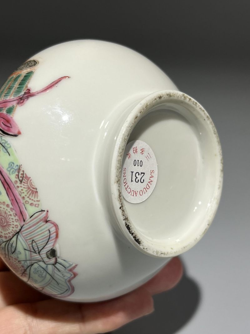    清道光 粉彩无双谱小荸荠瓶 带底座 - 图10