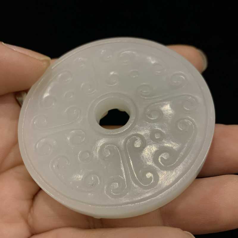 清 和田玉瑞狮戏球璧 - 图10
