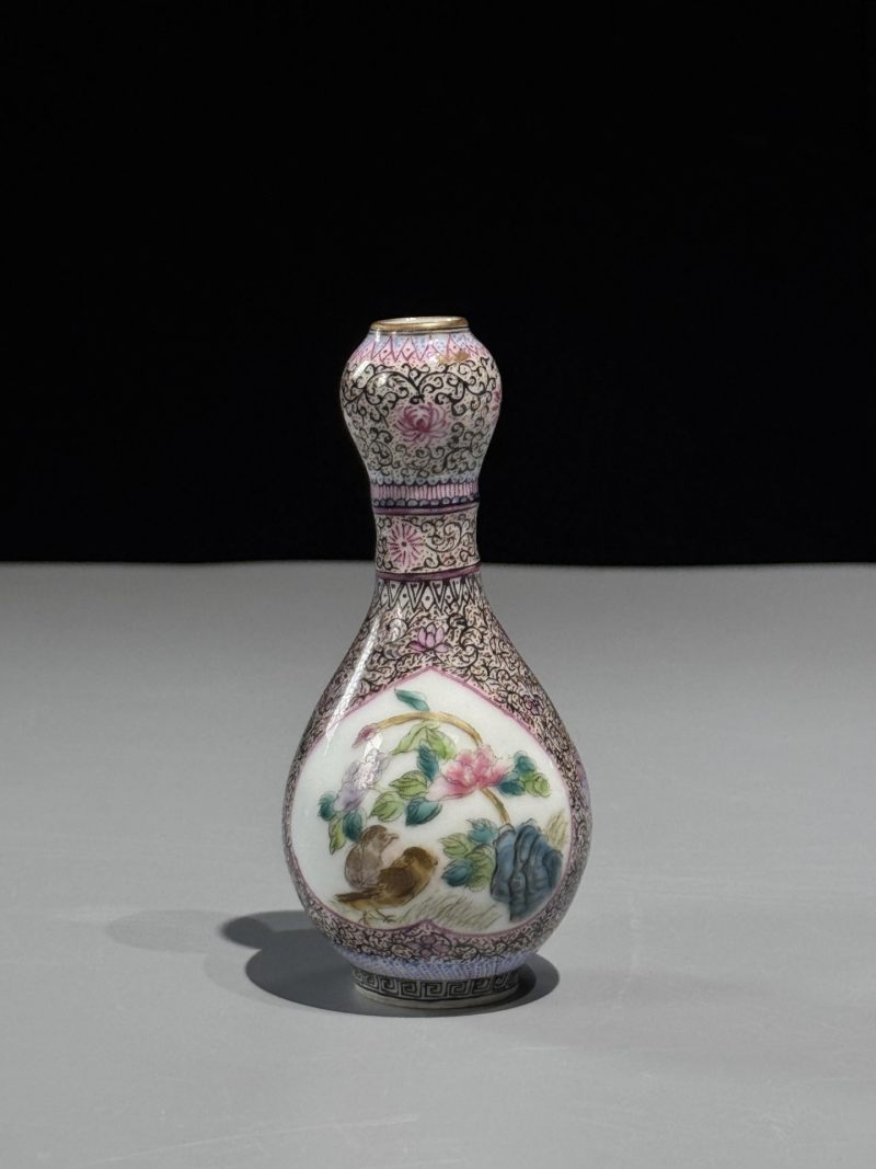    粉彩墨地描金开光花鸟蒜头瓶 - 图2
