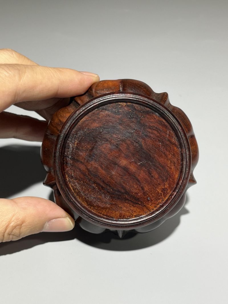    清道光 粉彩无双谱小荸荠瓶 带底座 - 图12