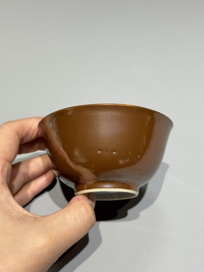    清乾隆 紫金釉粉彩花卉纹杯碟一组两件 - 图7