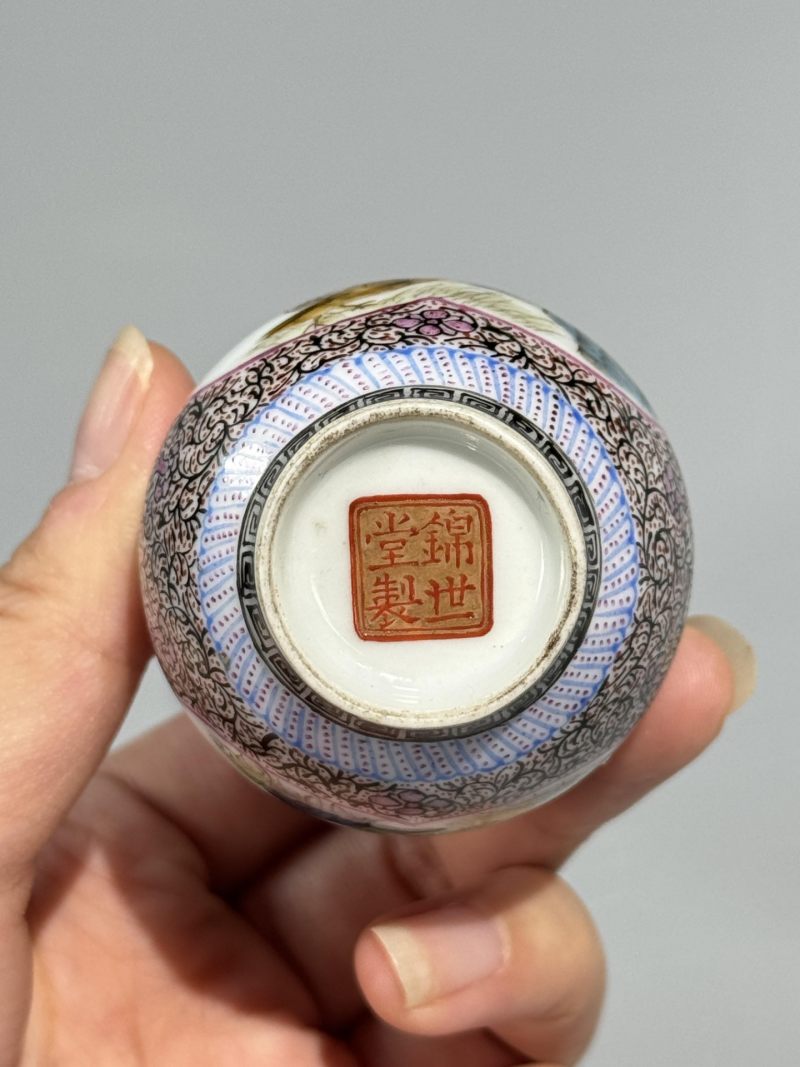    粉彩墨地描金开光花鸟蒜头瓶 - 图3