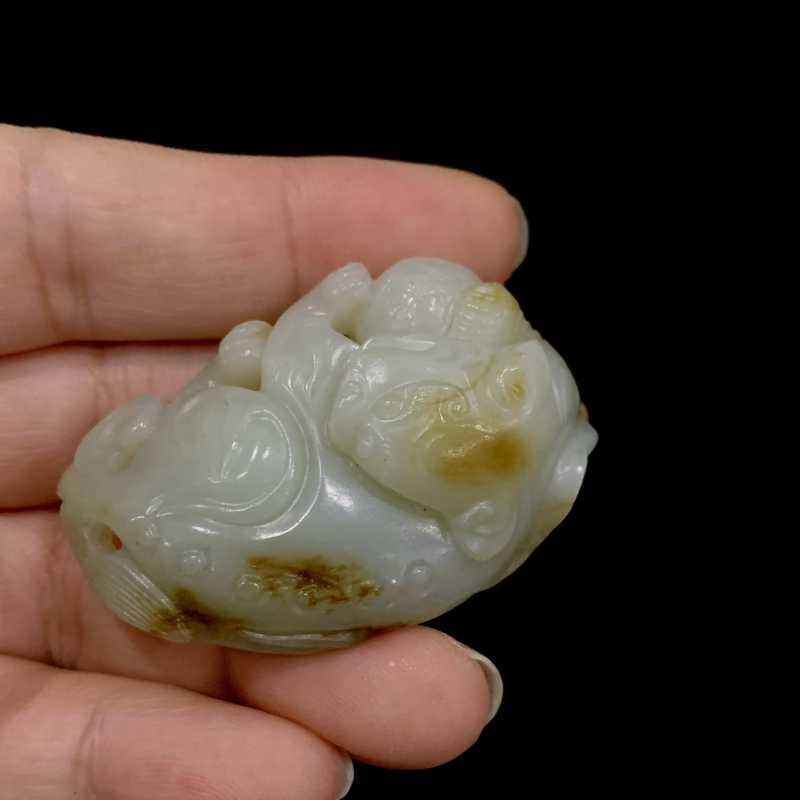 清 和田玉狮子戏球把件 - 图3