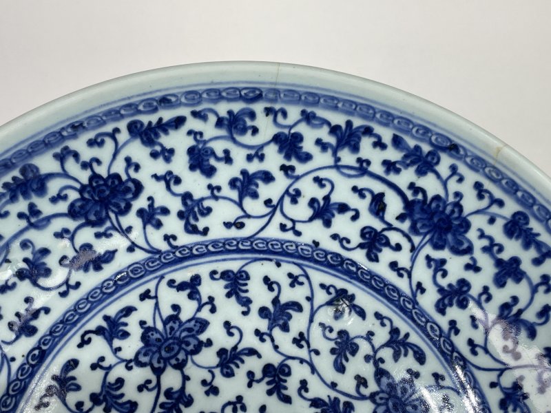 清雍乾 青花缠枝莲纹大盘 - 图3