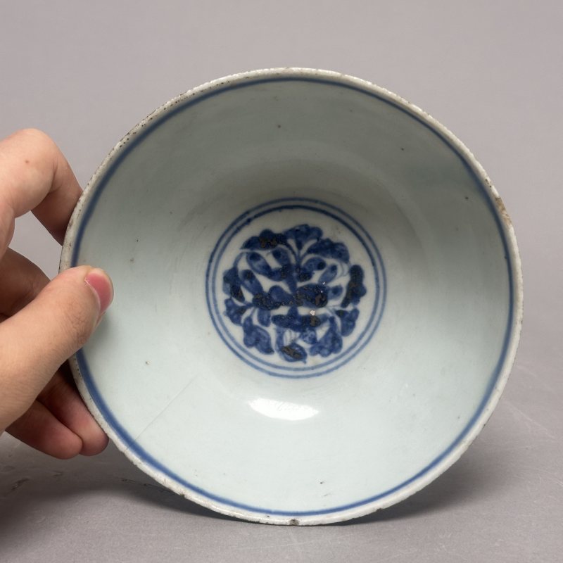 明早期 青花缠枝莲纹碗 - 图4