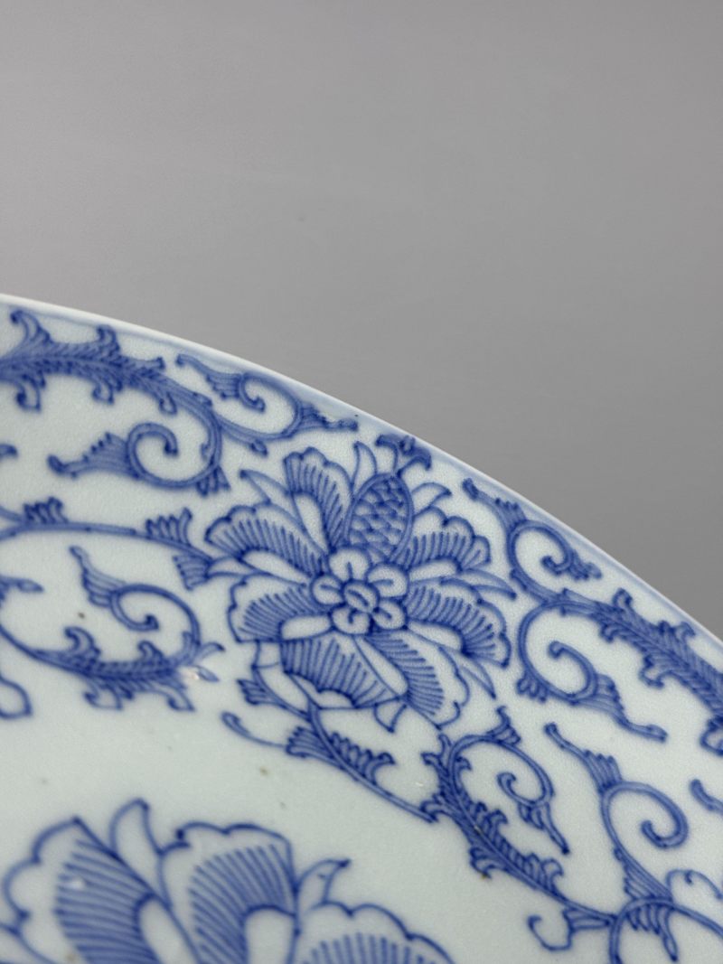    清嘉庆 外霁蓝釉内淡描青花花卉纹盘 - 图8