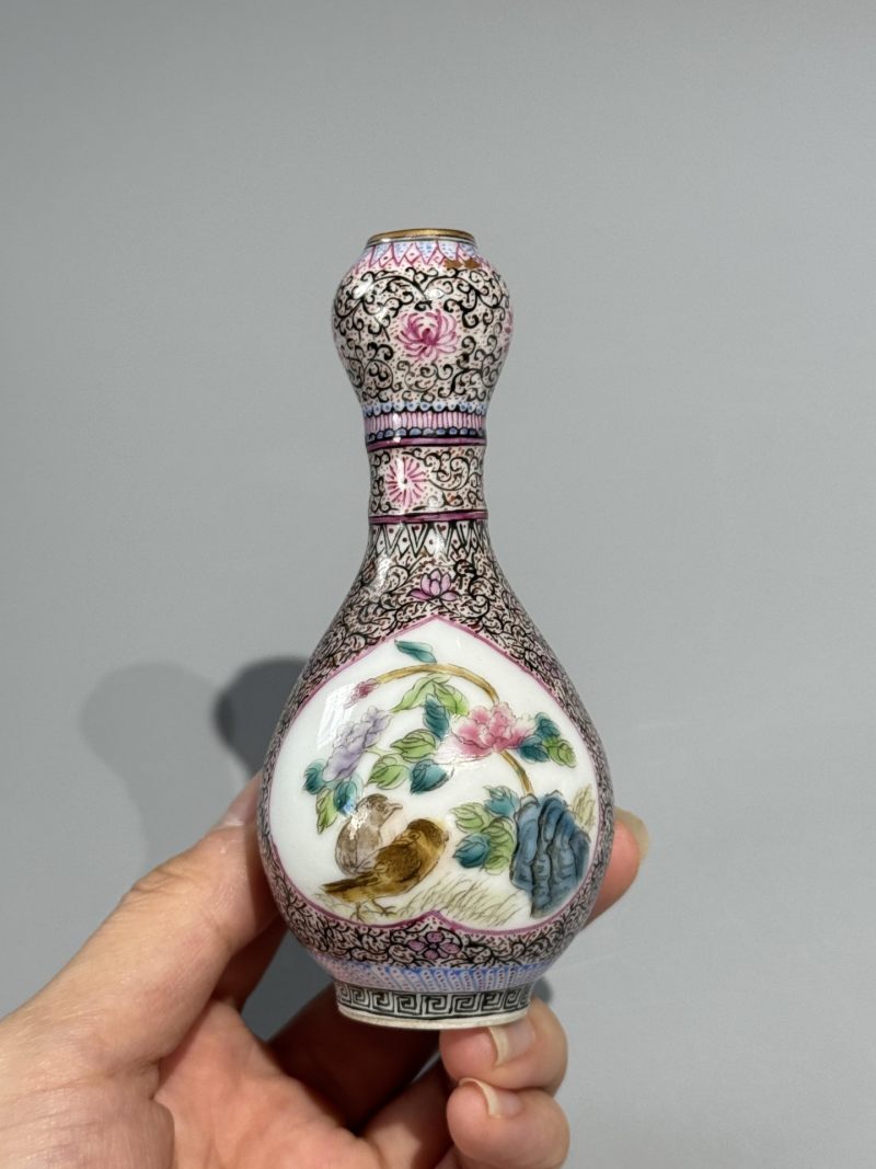    粉彩墨地描金开光花鸟蒜头瓶 - 图4