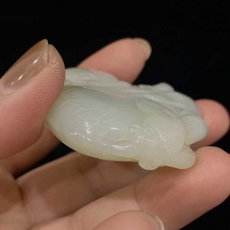 清 和田玉狮子戏球把件 - 图6
