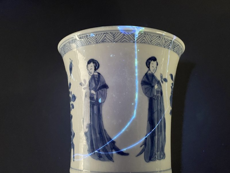 清康熙 青花开光人物图花觚 - 图10