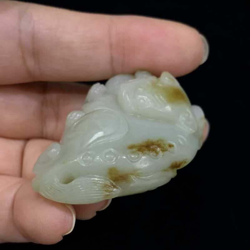 清 和田玉狮子戏球把件 - 图4