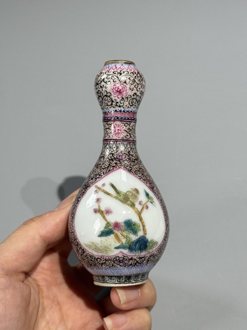    粉彩墨地描金开光花鸟蒜头瓶 - 图5
