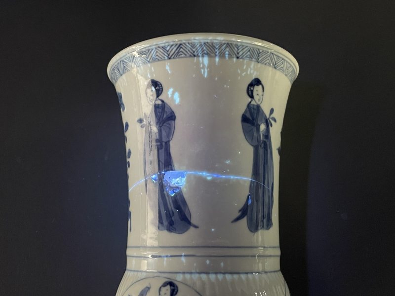 清康熙 青花开光人物图花觚 - 图11